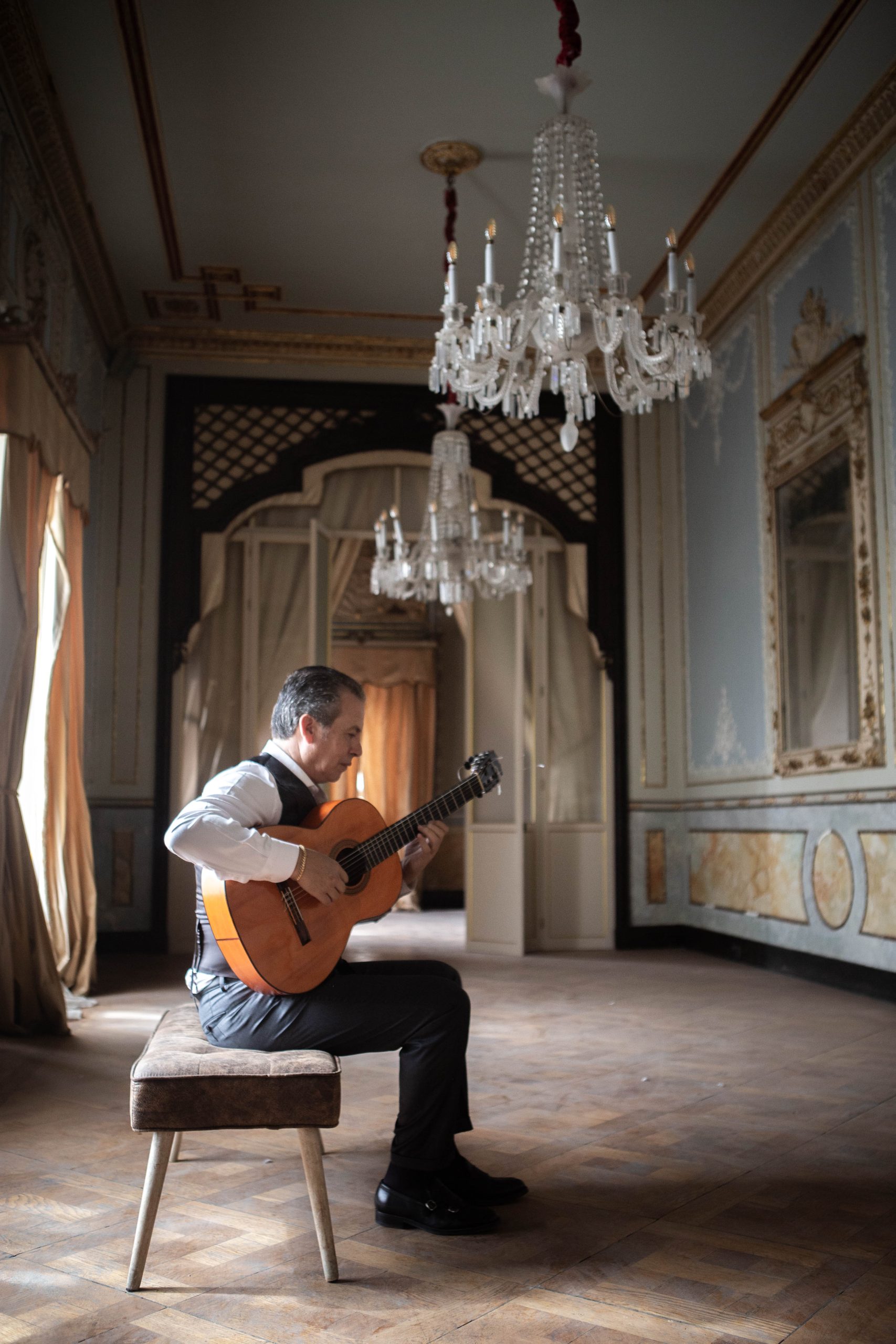 Juan Diego Mateos con su guitarra