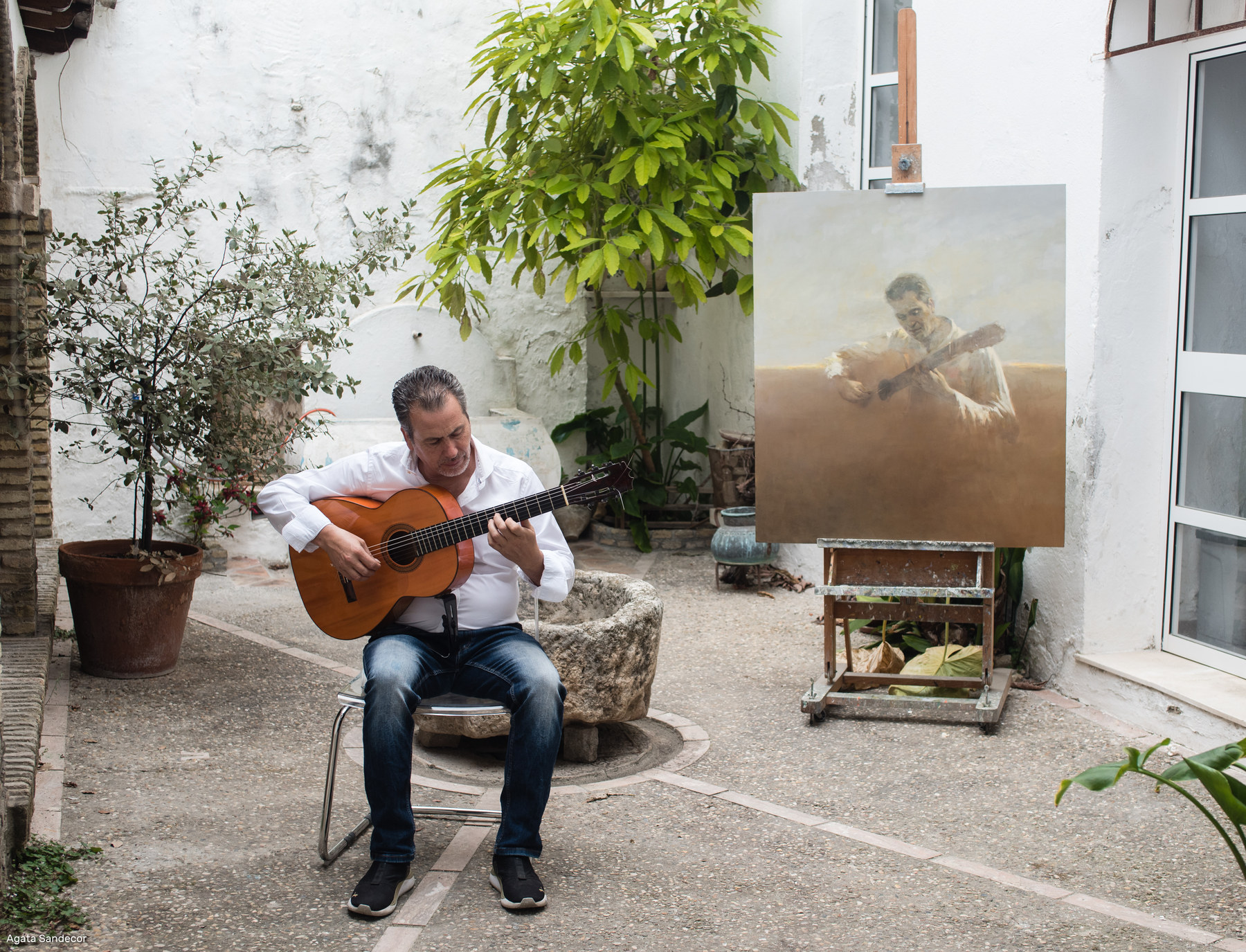 Juan Diego tocando en un patio de Jerez