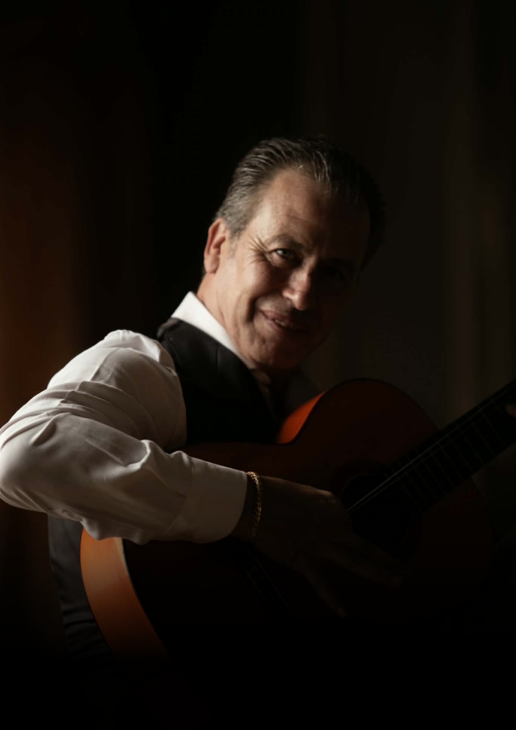 Juan Diego Mateos sonriendo con su guitarra, fotografía de Manuel Sánchez